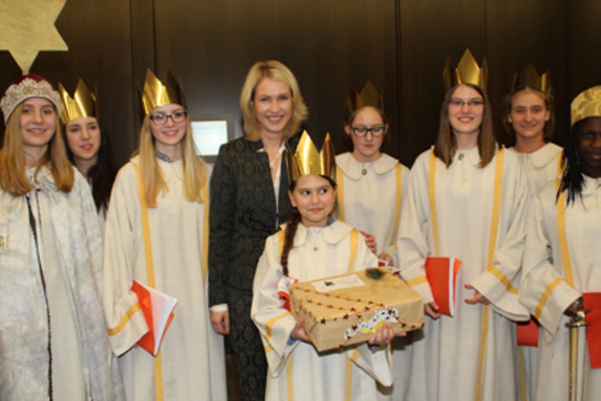 Manuela Schwesig mit den Sternsingern 2015