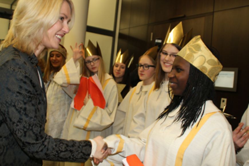Manuela Schwesig begrüßt eine junge Sängerin