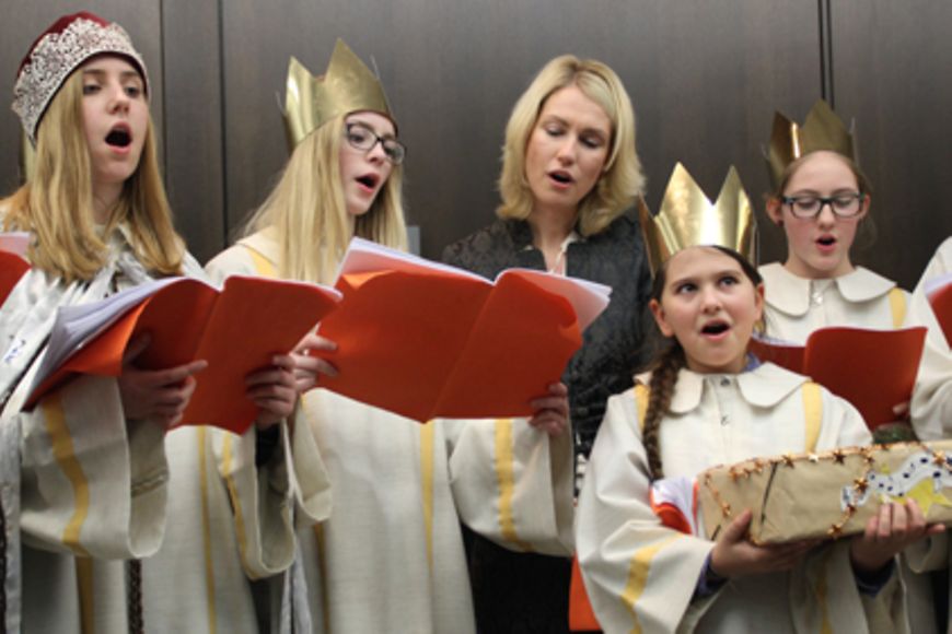 Manuela Schwesig singt mit den Sternsingern