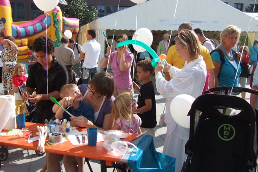 Foto: Kinderspaß beim Basteln und Malen am "Tag der offenen Tür"