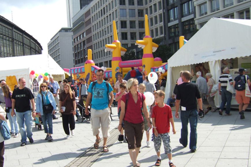 Foto: Mehr als 160 000 Besucher kamen zum "Tag der offenen Tür". Auch auf dem Dorothea-Schlegel-Platz war der Andrang groß.