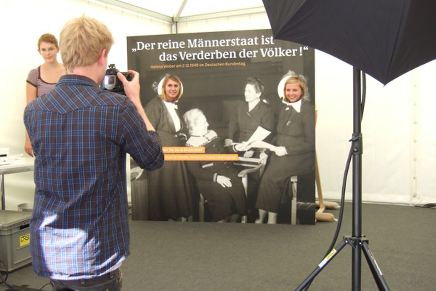 Foto: Ein Foto mit den Müttern des Grundgesetzes konnten die Gäste im Gleichstellungszelt machen lassen.