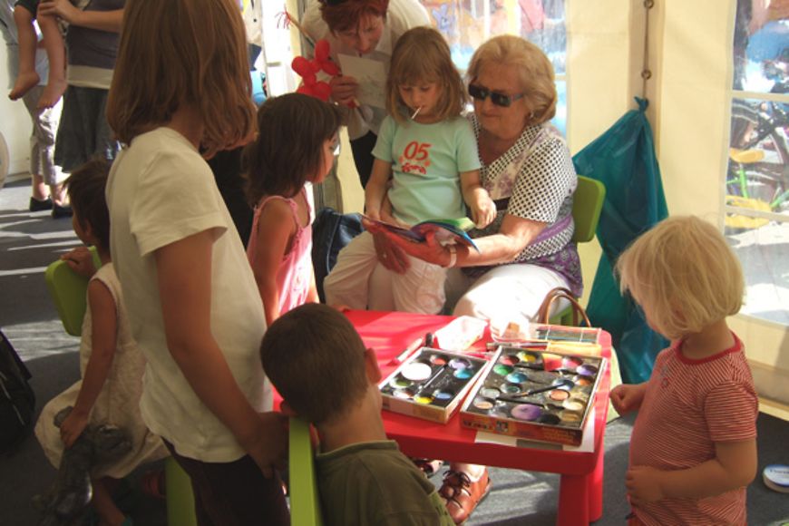 Foto: Alle Generationen fühlten sich im Kinderzelt willkommen.