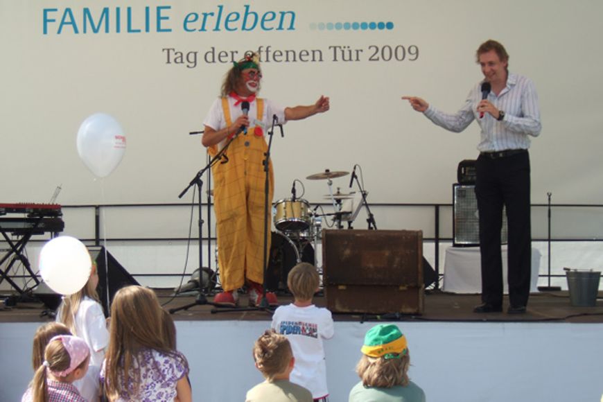 Foto: Clown Lulu und Radiomoderator Marco Seifert sorgten für die gute Stimmung bei den Staatsgästen.
