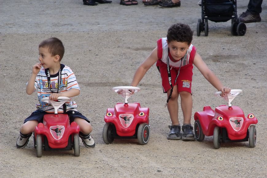 Zwei Jungs spielen mit Bobby-Cars. Bild: BMFSFJ