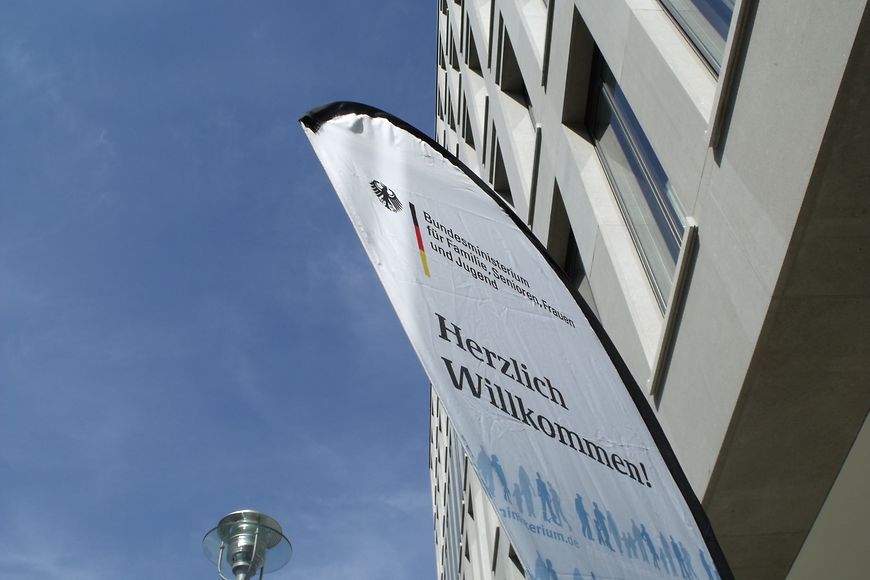 Willkommens-Banner vor dem Familienministerium. Bild: BMFSFJ