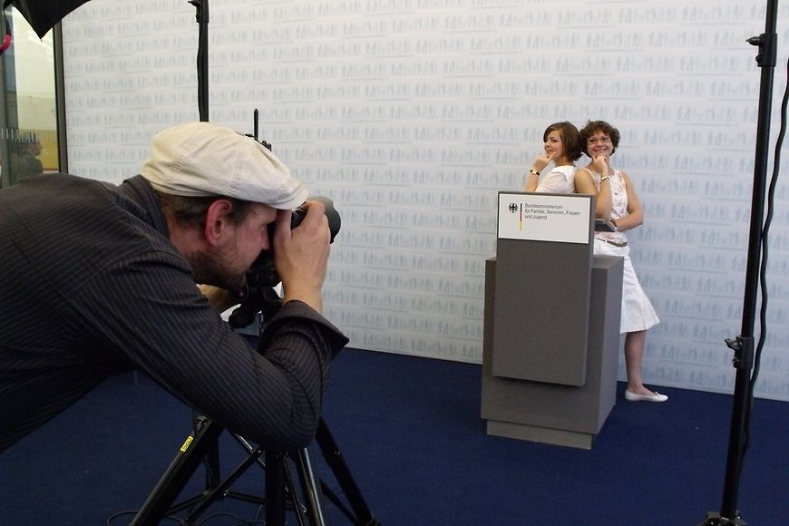 Zwei Frauen posieren vor der Pressewand des Familienministeriums. Bild: BMFSFJ