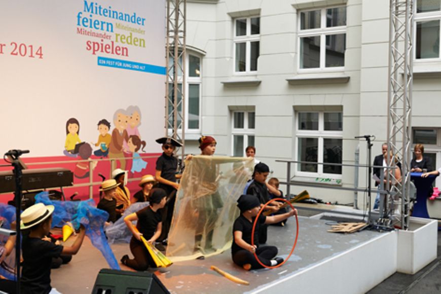 Kinder spielen ein Theaterstück auf der Bühne, Bildnachweis: Daniel Gregor