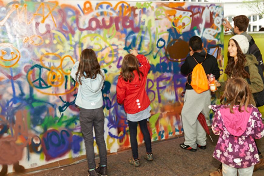 Kinder gestalten eine Wand mit bunten Gravities, Bildnachweis: Daniel Gregor