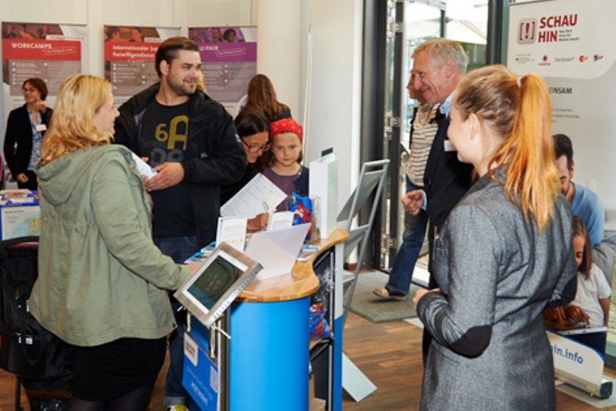 Besucherinnen und Besucher an einem Informationsstand, Bildnachweis: Daniel Gregor