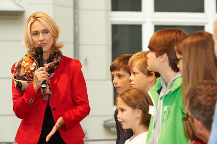 Manuela Schwesig steht mit Kindern auf der Bühne, Bildnachweis: Daniel Gregor