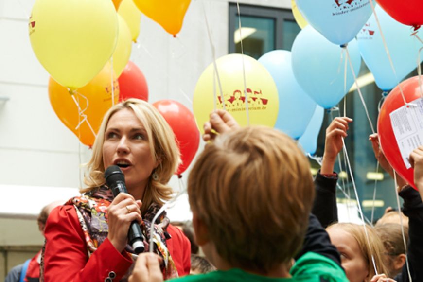 Manuela Schwesig lässt gemeinsam mit Kindern bunte Luftballons in den Himmel aufsteigen, Bildnachweis: Daniel Gregor