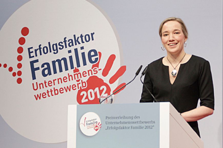 Bundesfamilienministerin Kristina Schröder steht hinter einem Podium. Bildquelle: BMFSFJ