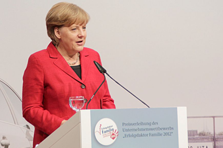 Bundeskanzlerin Angela Merkel steht hinter einem Podium. Bildquelle: BMFSFJ