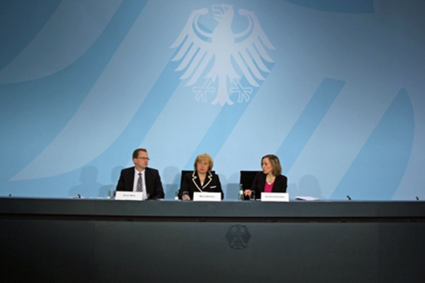 Pressekonferenz mit Prof. Dr. Maria Böhmer, Dr. Kristina Schröder und Oliver Mohr vor der blauen Pressewand im Bundeskanzleramt