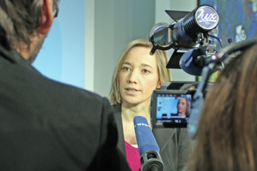 Bundesfamilienministerin Kristina Schröder im Gespräch mit Medienvertretern