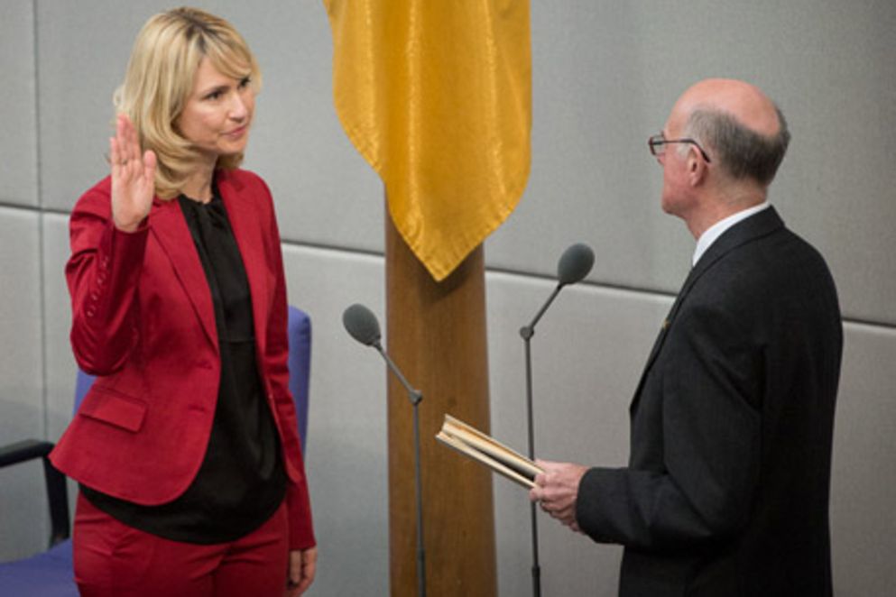 Manuela Schwesig legt im Deutschen Bundestag ihren Amtseid ab, Bildnachweis: Bundesregierung / Sandra Steins